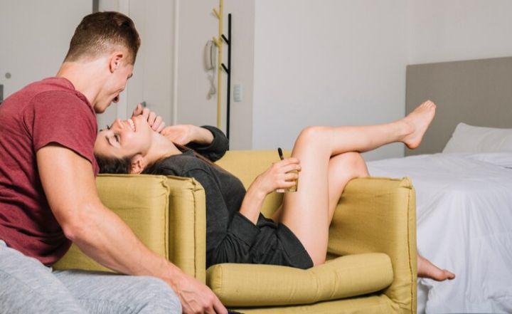 ilustrasi bercinta di sofa (freepik.com/freepik)