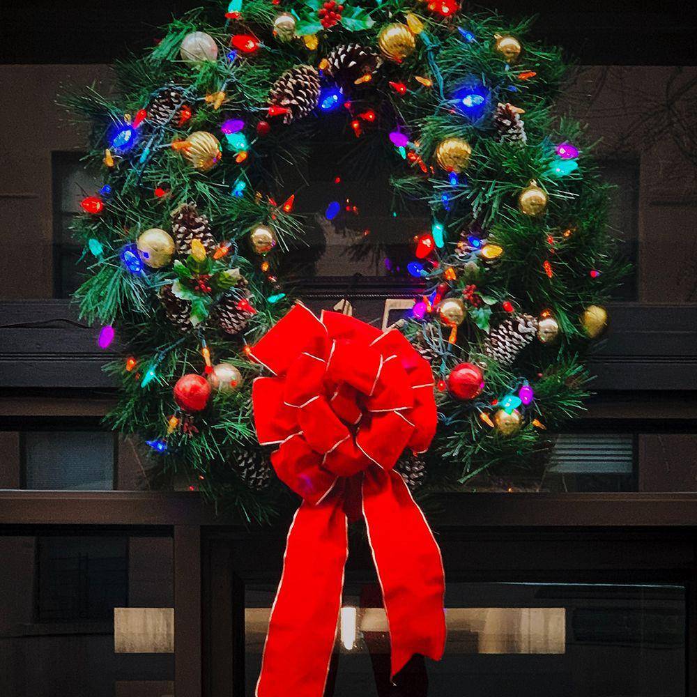 Ilustrasi hiasan Natal di pintu (unsplash.com/Jon Tyson)