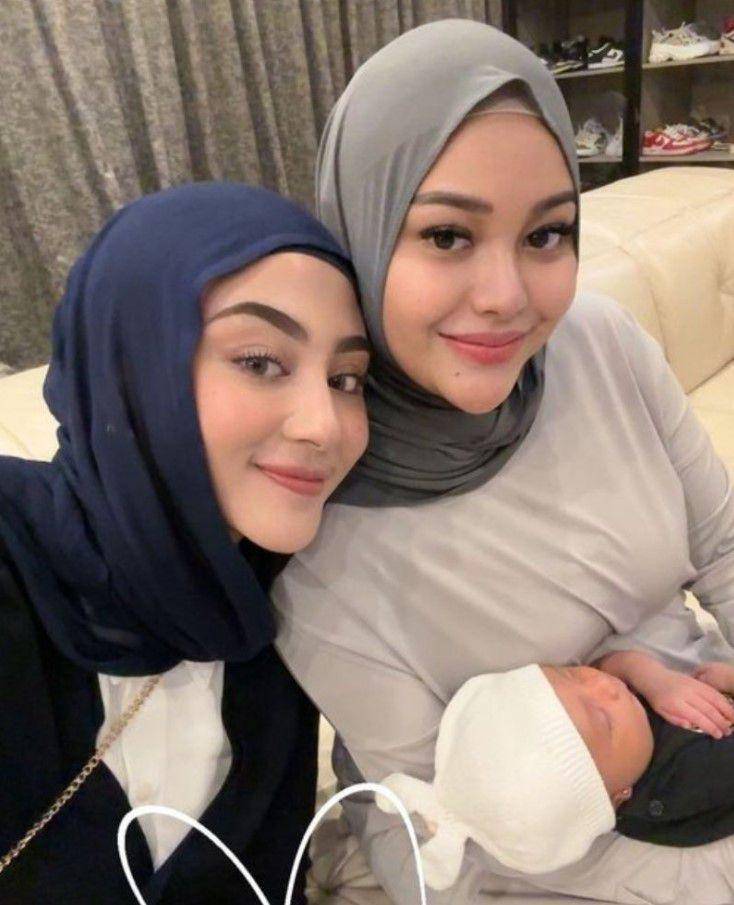 artis jenguk baby Azura (Instagram.com/aurelie.hermansyah)