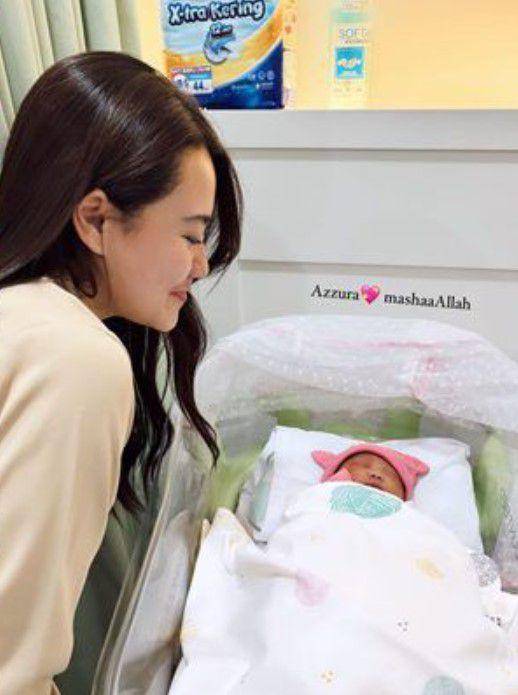 artis jenguk baby Azura (Instagram.com/aurelie.hermansyah)