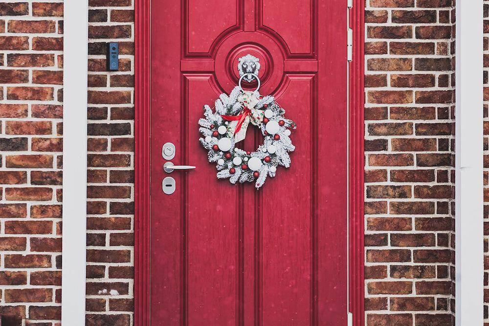 Ilustrasi hiasan Natal di pintu (unsplash.com/Sergey Platonov)