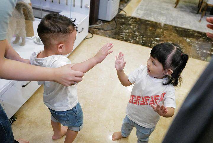artis jenguk baby Azura (Instagram.com/aurelie.hermansyah)