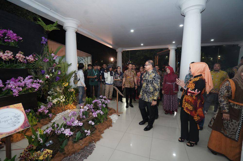 Pj Wali Kota Batu, Aries Agung Paewai saat melihat Batu Shining Orchid Week 2023. (IDN Times/Rizal Adhi Pratama)
