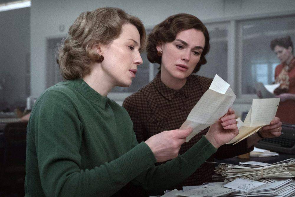 Carrie Coon dan Keira Knightley dalam film Boston Strangler (dok. 20th Century Studios/Boston Strangler)