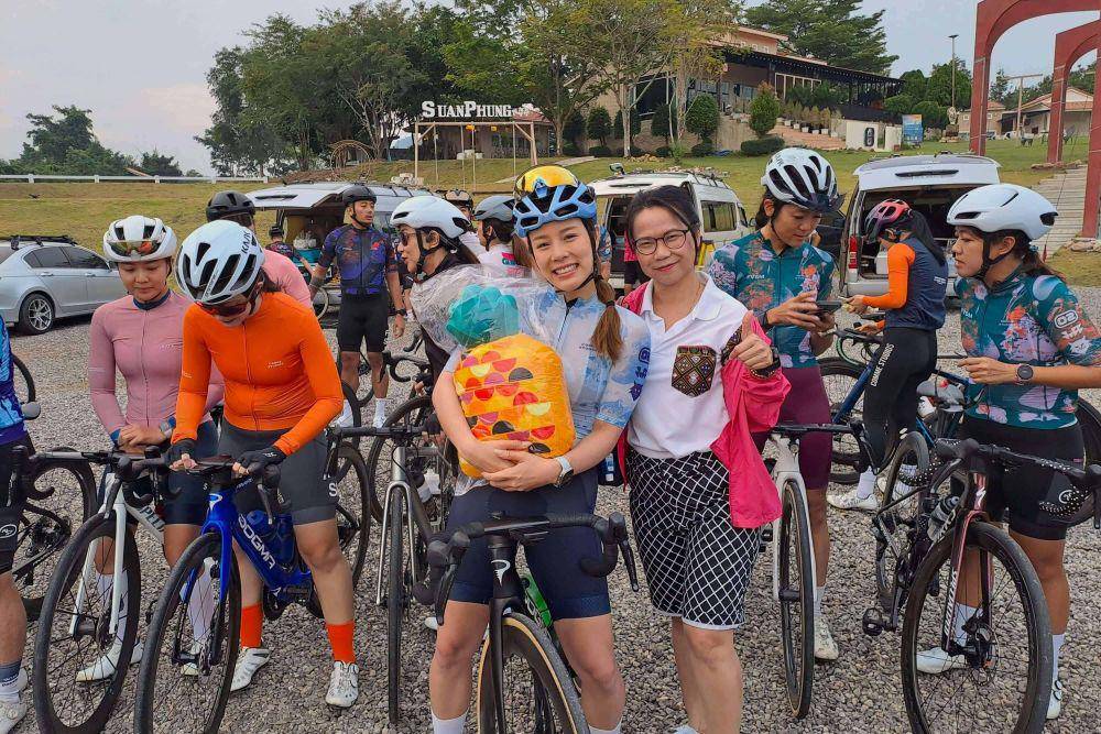 Influencer Thailand, Varnvarn Aroonnapa, berpose bersama Direktur Tourism Authority of Thailand Jakarta, Sirinard Chatsupakul, sebelum gowes Global Commeunity Tour Thailand. (IDN Times/Gagah N Putra)