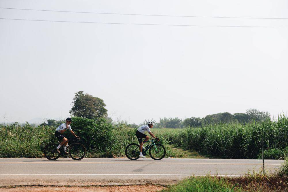 Peserta Global Commeunity Tour Thailand menyusuri jalur di antara ladang. (dok. Commeunity)