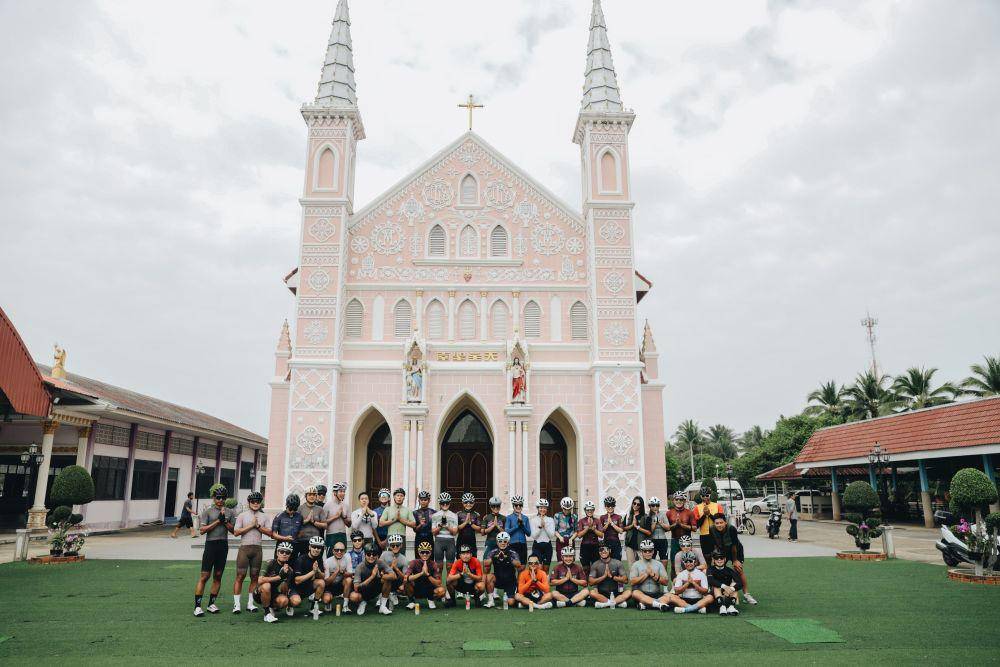 Pesepeda Indonesia dan Thailand berpose di depan Atsana Wihan Maephra Bangkoet, gereja tertua di Thailand. (dok. Commestudios)