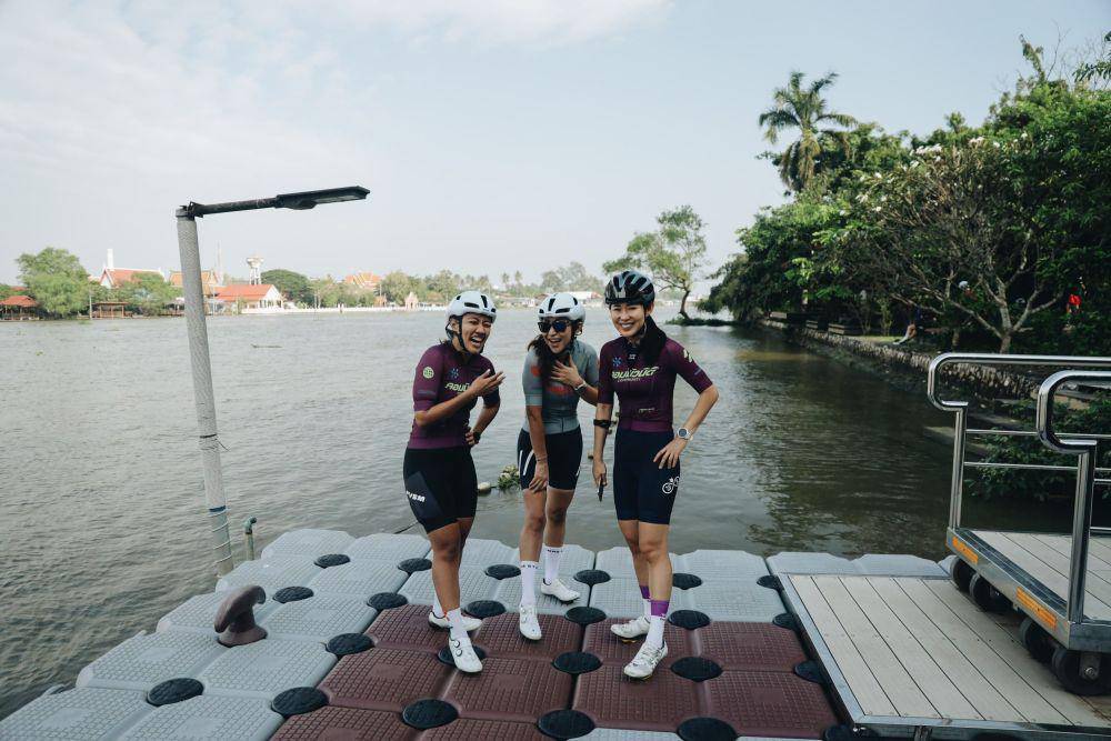 Peserta Global Commeunity Tour Thailand bercengkerama di pinggir Sungai Mae Klong, Amphawa, yang menjadi salah satu pit stop mereka. (dok. Commestudios)