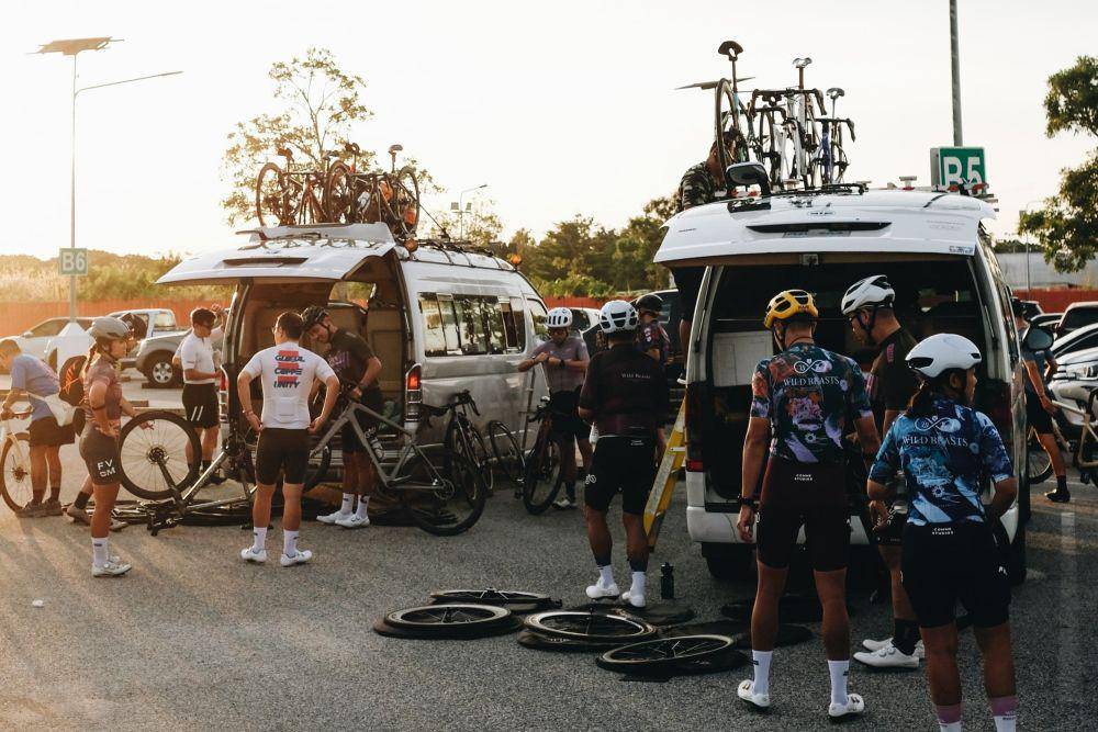 Peserta Global Commeunity Tour Thailand bersiap-siap menyambut acara bersepeda di Happy & Healthy Bike Lane, jalur sepeda khusus dekat Bandara Suvarnabhumi, Thailand. (dok. Commestudios)