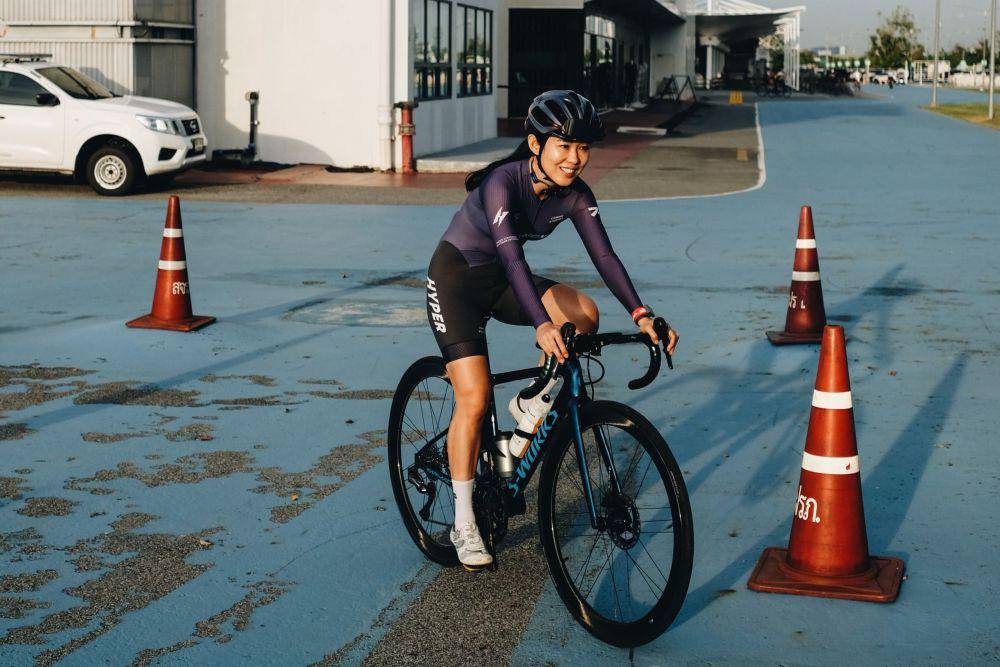 Peserta Global Commeunity Tour Thailand mengayuh sepeda di Happy & Healthy Bike Lane, jalur sepeda khusus dekat Bandara Suvarnabhumi, Thailand. (dok. Commestudios)