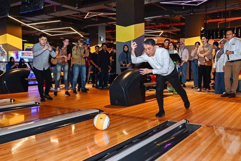 Suasana pembukaan Timezone Lippo Mall Puri yang memiliki 6 lintasan Social Bowling. Timezone memperkenalkan Social Bowling dimana pemain bisa bermain bowling dengan cara yang lebih fun, misalnya tidak perlu menggunakan sepatu bowling khusus. (FOTO: DOK. TIMEZONE