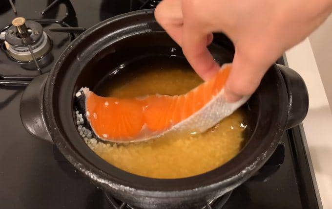ilustrasi pembuatan salmon ponzu takikomi gohan (YouTube.com/Devina Hermawan)