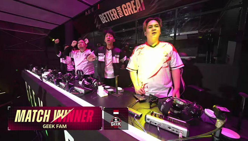 reaksi tim Geek Fam usai memenangkan match ketiga (youtube.com/MPLIndonesia)