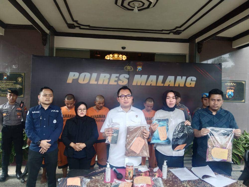 Kasatreskrim Polres Malang, AKP Gandha Syah Hidayat saat memimpin konferensi pers kasus pencabulan di Mapolres Malang. (IDN Times/Rizal Adhi Pratama)