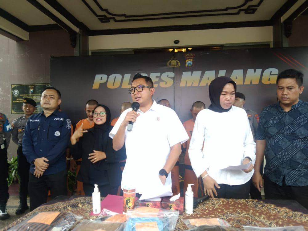 Kasatreskrim Polres Malang, AKP Gandha Syah Hidayat saat memimpin konferensi pers kasus pencabulan di Mapolres Malang. (IDN Times/Rizal Adhi Pratama)