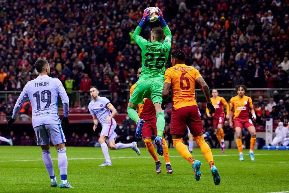 Inaki Pena menangkap bola dalam laga Galatasaray vs Barcelona di Liga Europa 2021/2022. (twitter.com/inakipenya)