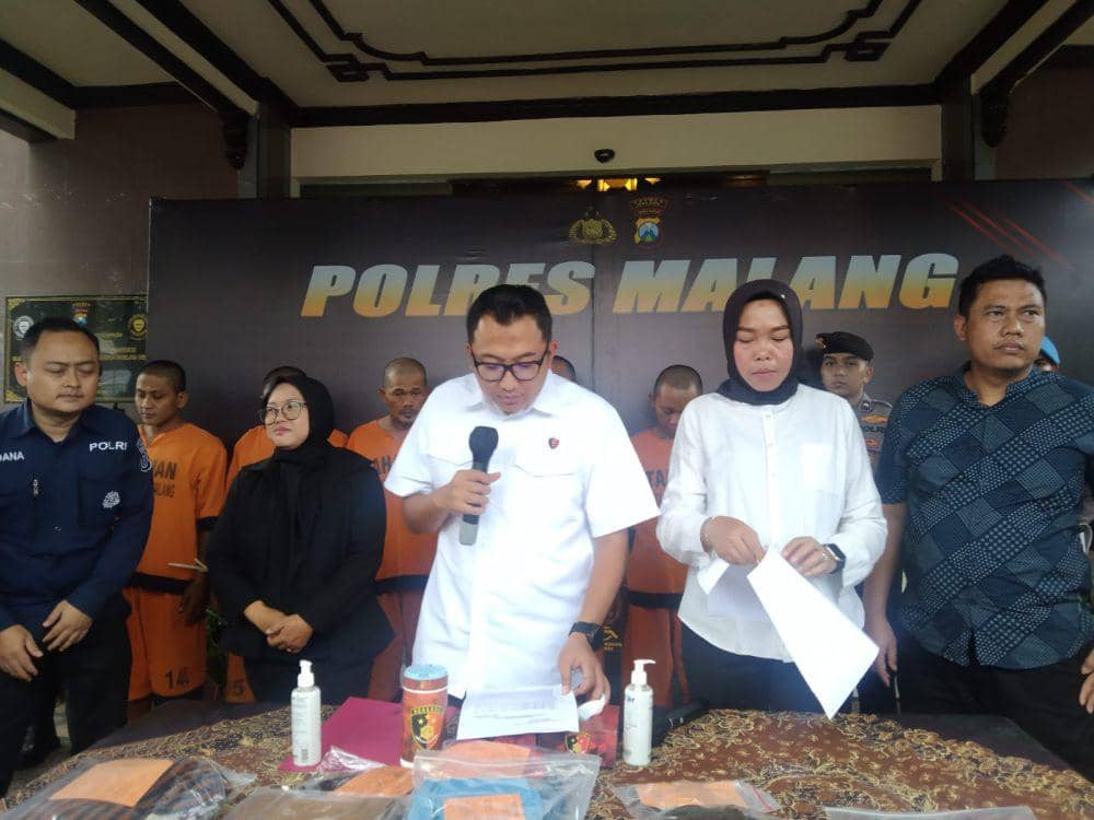 Kasatreskrim Polres Malang, AKP Gandha Syah Hidayat saat memimpin konferensi pers kasus KDRT di Mapolres Malang. (IDN Times/Rizal Adhi Pratama)