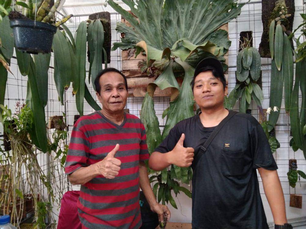 Peserta Batu Shining Orchid Week 2023, Fandi (kaos hitam) dan pamannya. (IDN Times/Rizal Adhi Pratama)