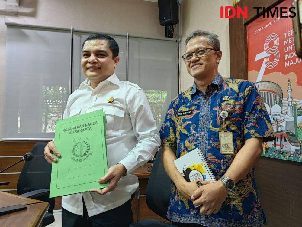 Kajari Solo DB Susanto dan Sekda Solo Budi Murtono menunjukkan dokumen angkat sita PN Solo. (IDN Times/Larasati Rey)