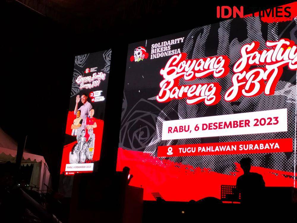 Wajah Kaesang terpasang di Billboard konser di Tugu Pahlawan. (IDN Times/Khusnul Hasana)