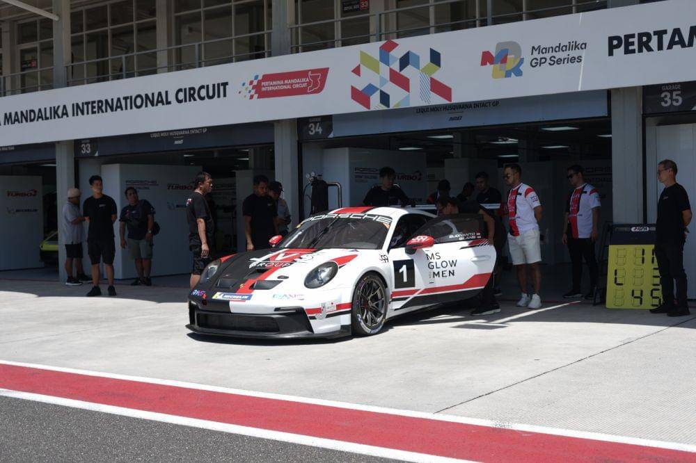 Mobil Porsche sudah tiba di Sirkuit Mandalika. (dok. MGPA)
