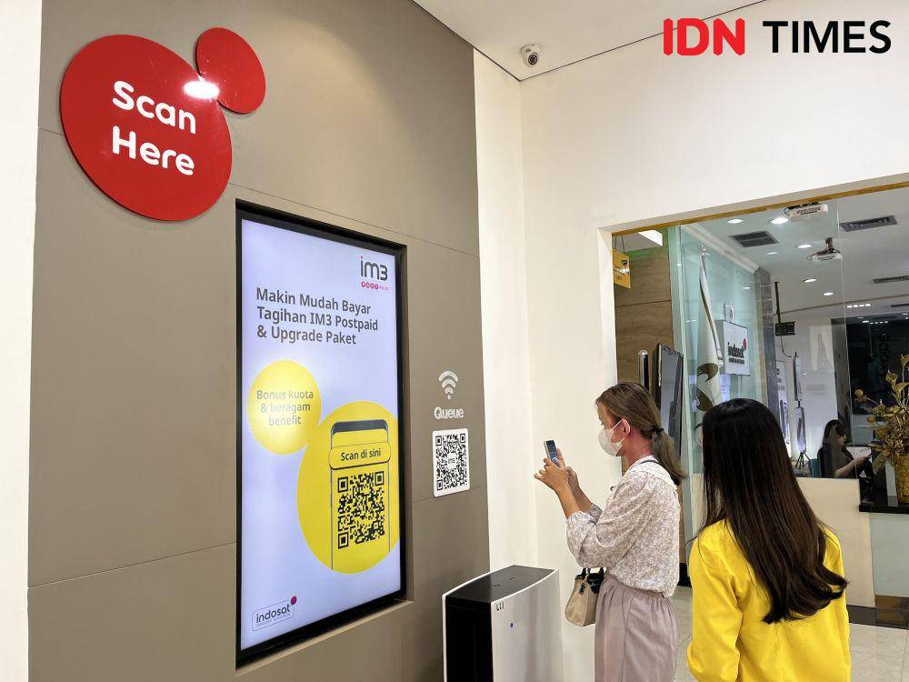 Pelanggan Indosat menerapkan konsep digitalisasi di Gerai IM3 Semarang. (IDN Times/Anggun Puspitoningrum)