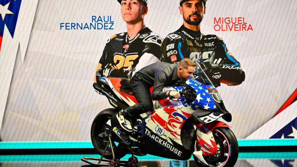 Justin Marks berada di atas motor RS-GP saat peluncuran Trackhouse Racing MotoGP Team. (motogp.com)