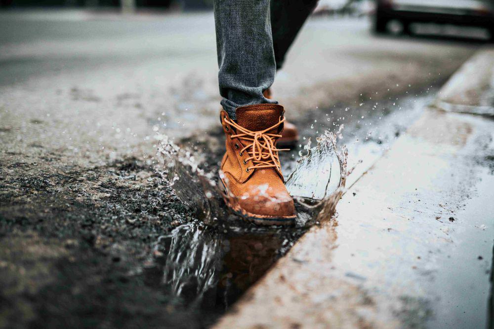 5 Tips Merawat dan Membersihkan Sepatu di Musim Hujan, Biar Gak Bau