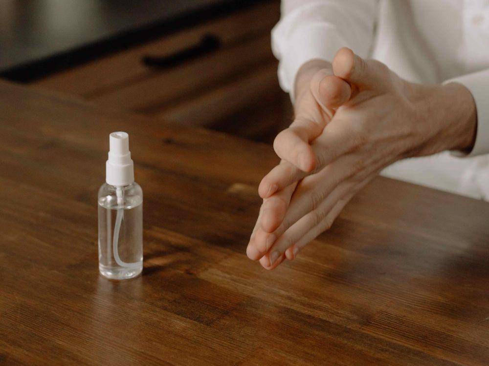 ilustrasi orang menggunakan hand sanitizer (pexels.com/cottonbro studio)