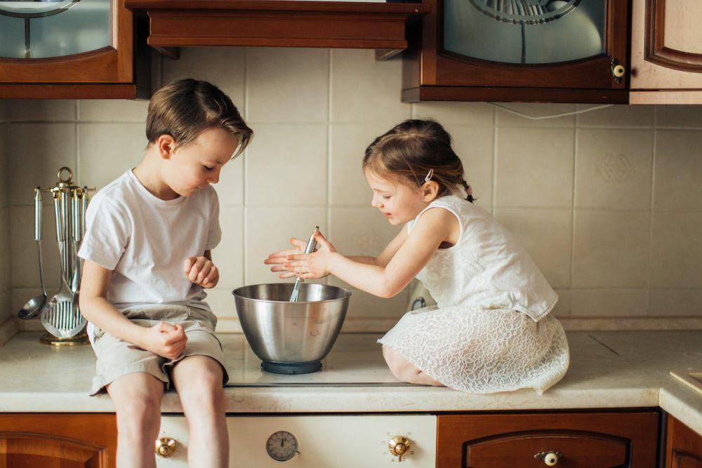 ilustrasi anak di dapur (Pexels.com/Elina Fairytale)