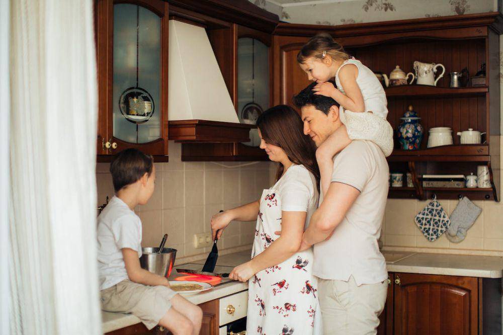 ilustrasi keluarga masak bersama (pexels.com/Elina Fairytale)