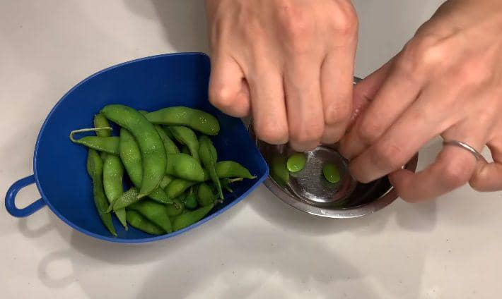 ilustrasi bahan membuat edamame kombu takikomi gohan (YouTube.com/JAPANESE COOKING CHANNEL)