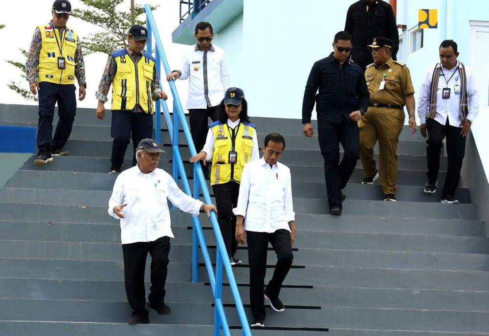 Menteri Pekerjaan Umum dan Perumahan Rakyat (PUPR) Basuki Hadimuljono mendampingi Presiden Joko Widodo meresmikan pembangunan Sistem Penyediaan Air Minum (SPAM) Kali Dendeng di Kota Kupang, Provinsi Nusa Tenggara Timur, Rabu (5/12/2023). (Dok. Kementerian PUPR)
