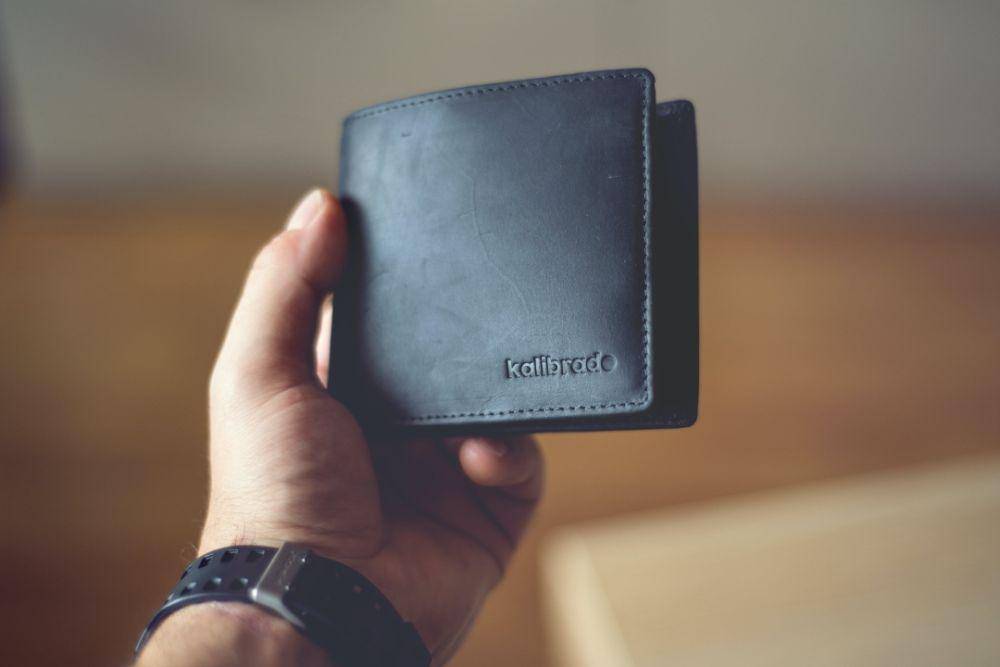 ilustrasi dompet (pexels.com/Emil Kalibradov)