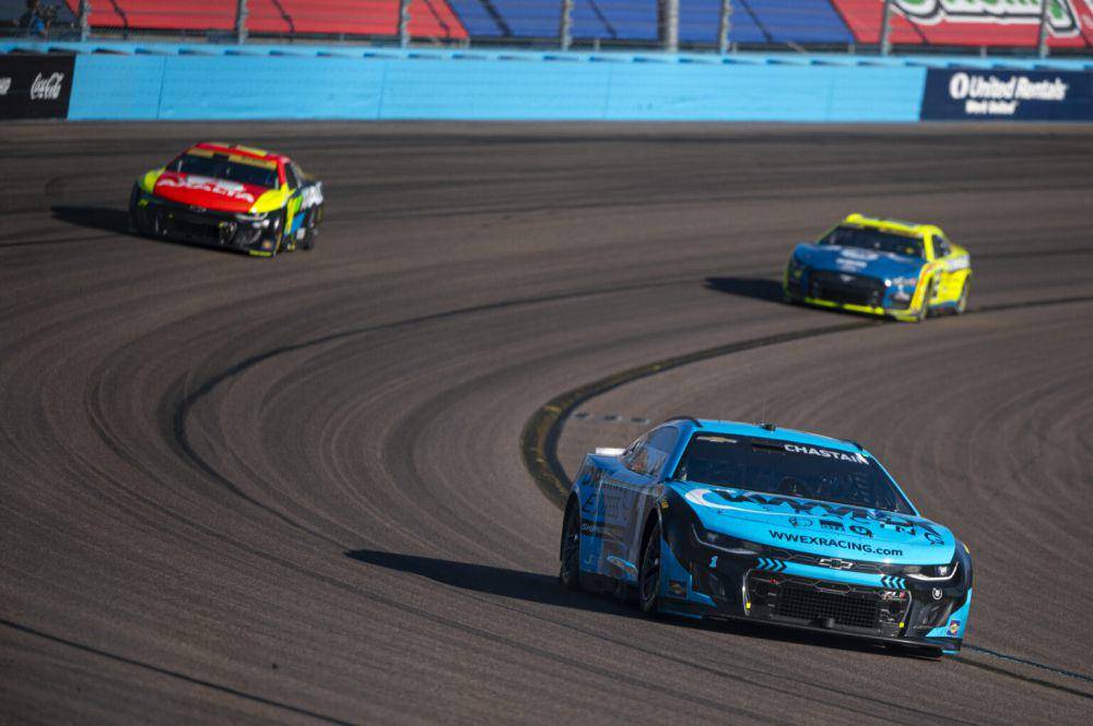 Ross Chastain berada di depan dua mobil saat balapan di Phoenix Raceway pada NASCAR Cup Series 2023. (trackhouse.com)