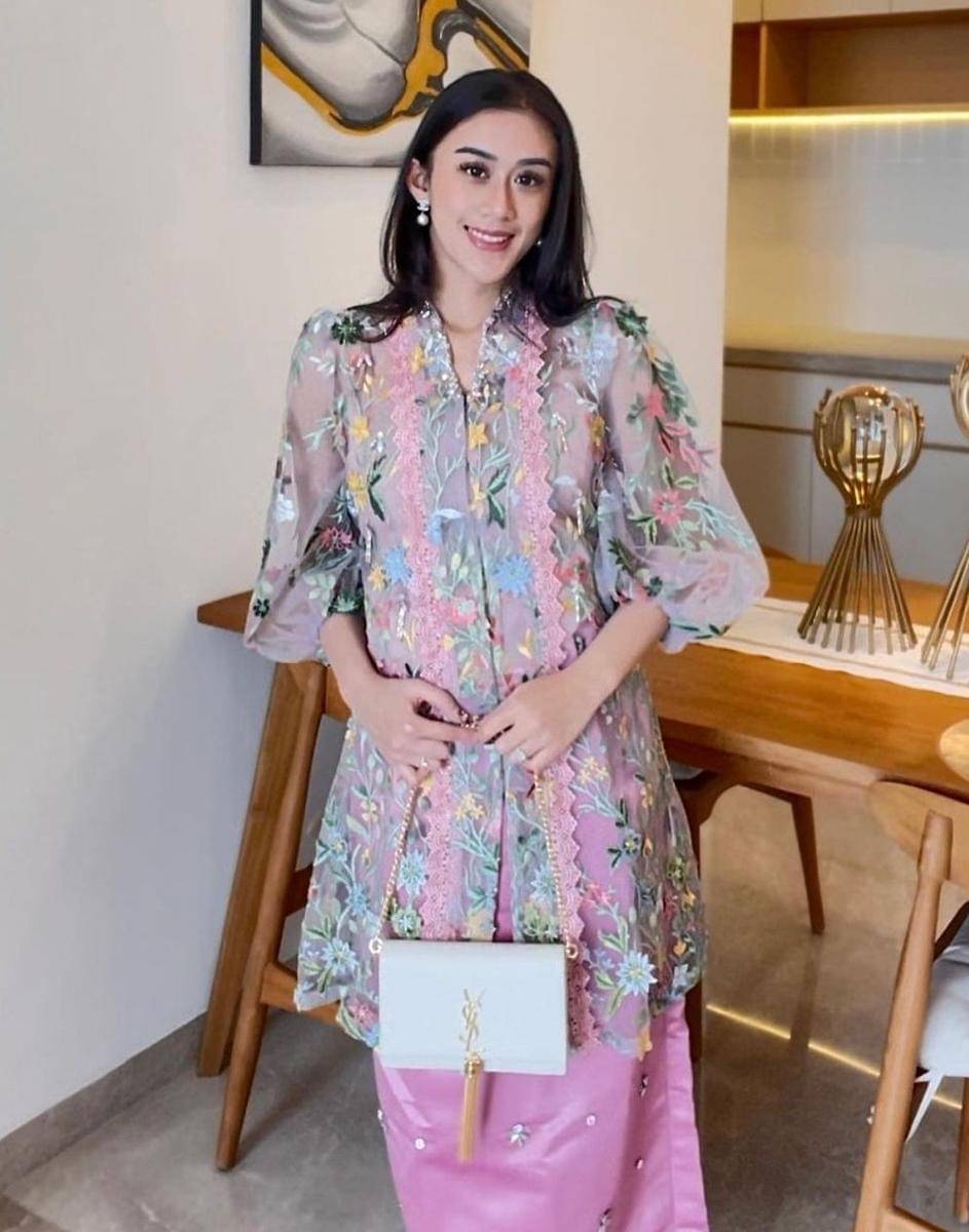 Kebaya floral brokat (instagram.com/kusumaputeri)