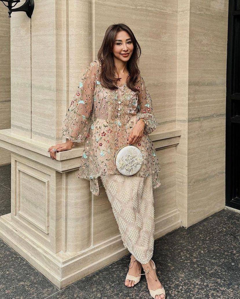 Kebaya brokat floral (insragram.com/likwidiani)