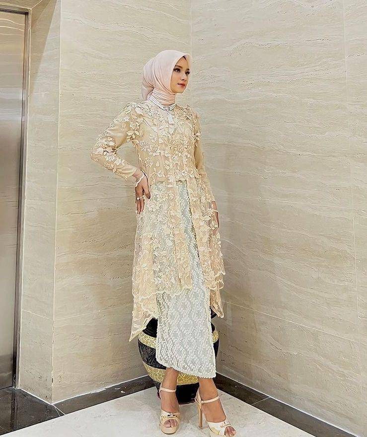 Kebaya brokat floral (instagram.com/ratubalqis.t)