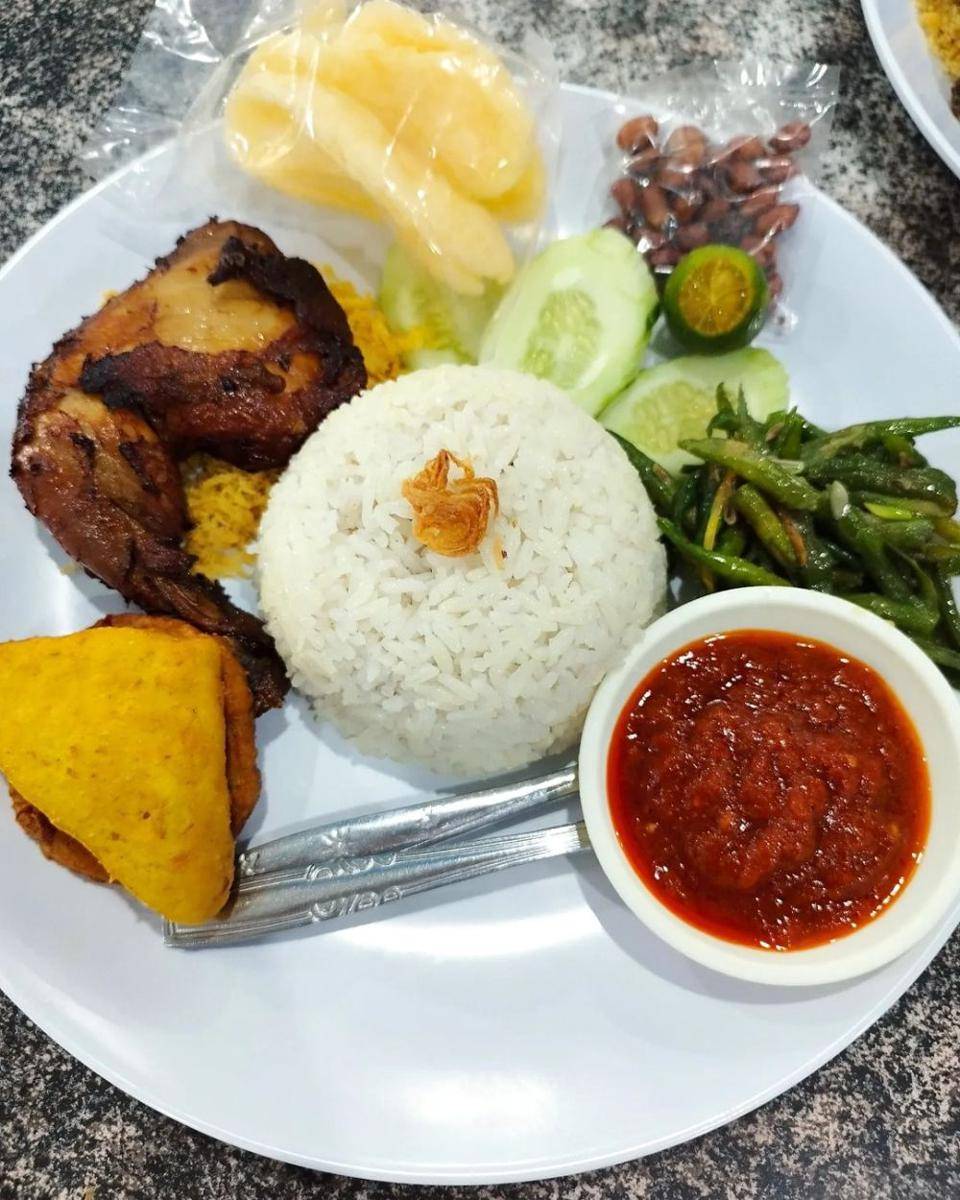 Ayam Goreng Remaja (instagram.com/ayam_goreng_remaja)