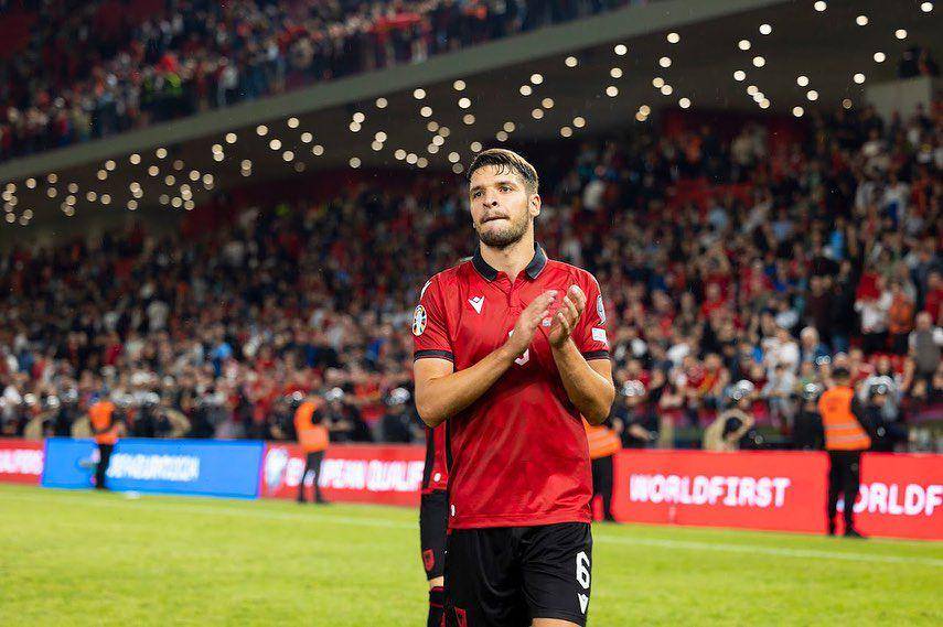 Berat Djimsiti saat membela Timnas Albania. (instagram.com/djimsitiberat)