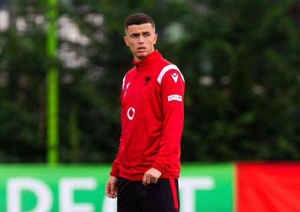 Jasir Asani saat berlatih bersama Timnas Albania. (instagram.com/jasir_asani10)