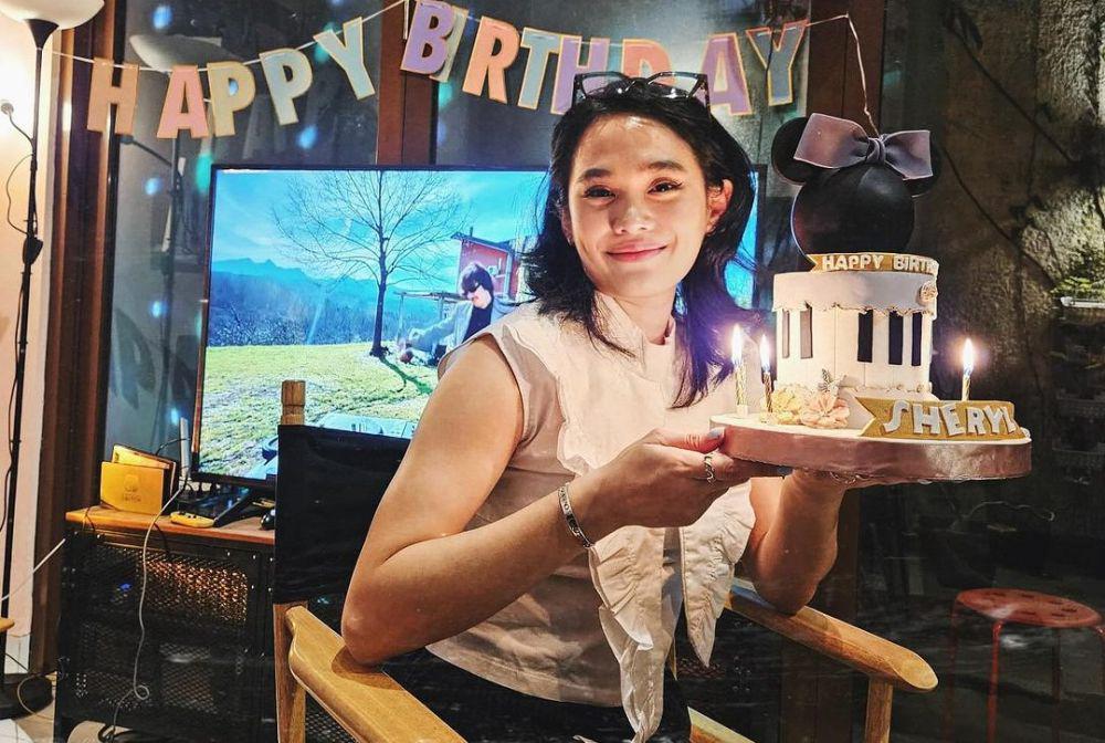 8 Potret Ultah Ke-27 Sheryl Sheinafia, Kocak Sambil Tes AC Baru!