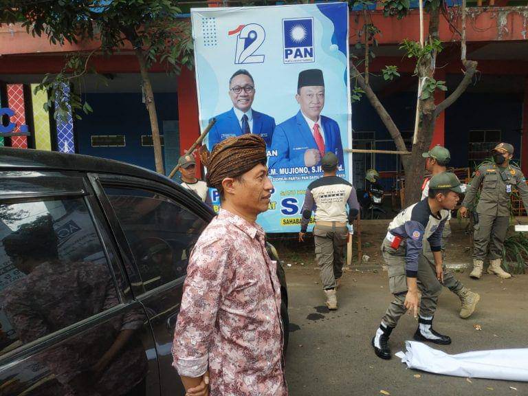 Bawaslu Kota Malang bersama Satpol PP Kota Malang menertibkan Alat Peraga Kampanye yang melanggar aturan. (Dok. Bawaslu Kota Malang)