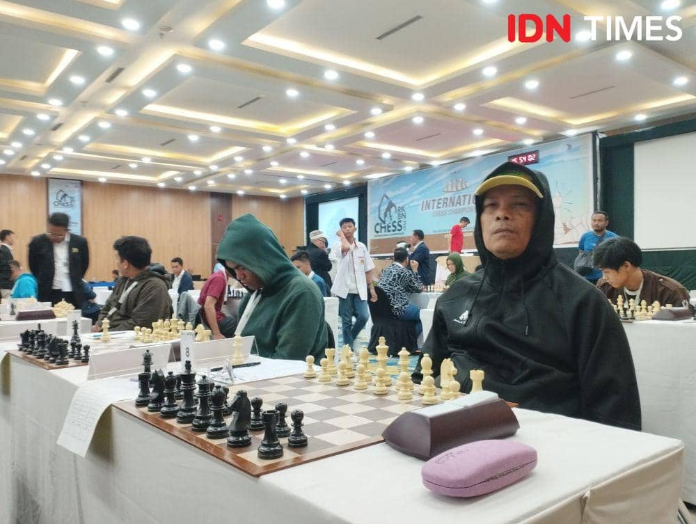 Pecatur Indonesia Master Fide (MF) Maksum Firdaus turut bertanding di Chess International 2023 (IDN Times/Doni Hermawan)
