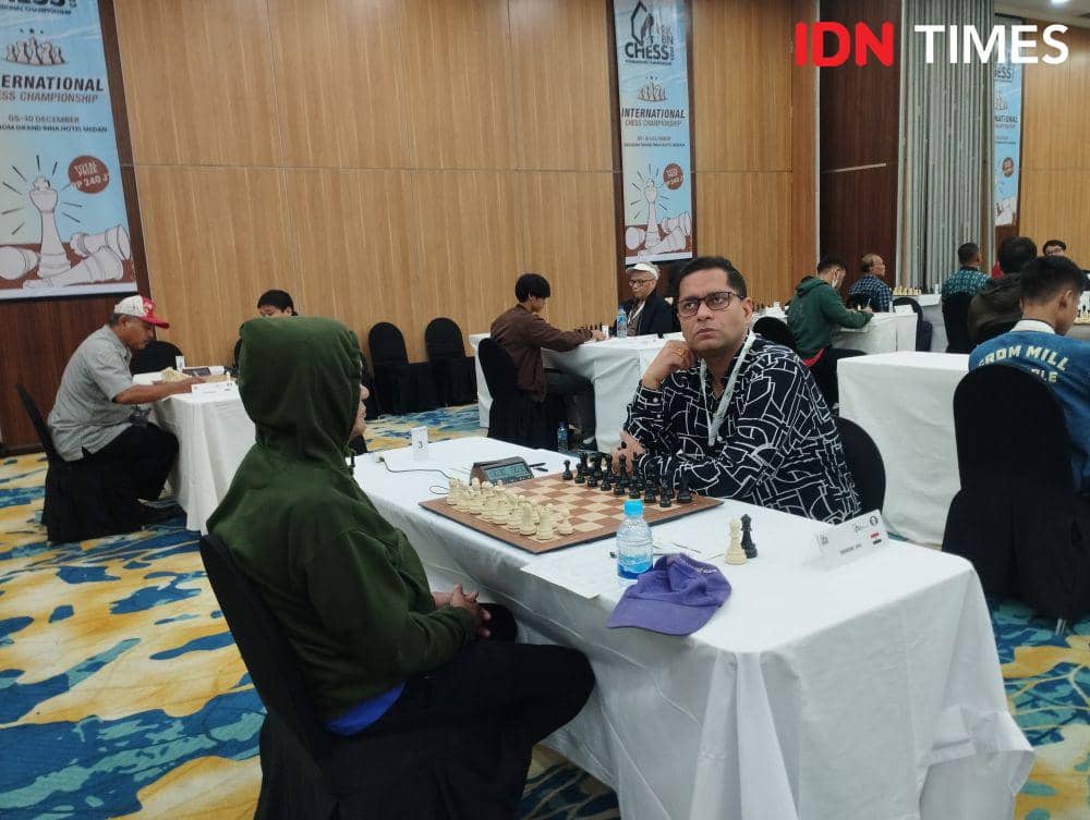 =Salah satu GM asal India (kanan) bertanding di Chess International gawean RKBN di Medan (IDN Times/Doni Hermawan)[[[