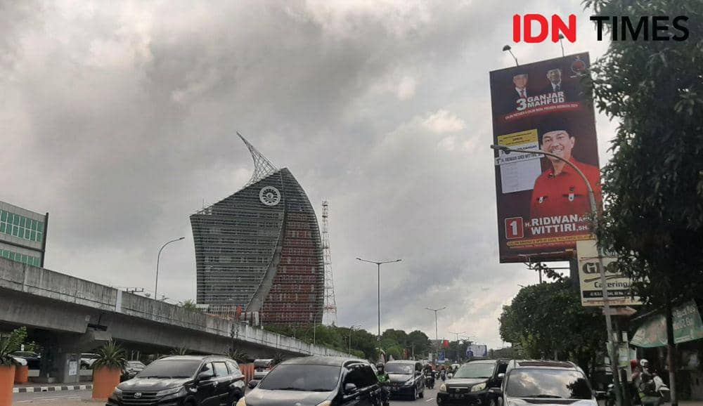 Poster caleg terpampang di Jalan AP Pettarani Makassar, Rabu (6/12/2023). Jalan AP Pettarani merupakan salah satu kawasan terlarang untuk pemasangan alat peraga kampanye (APK) Pemilu 2024. (IDN Times/Dahrul Amri)