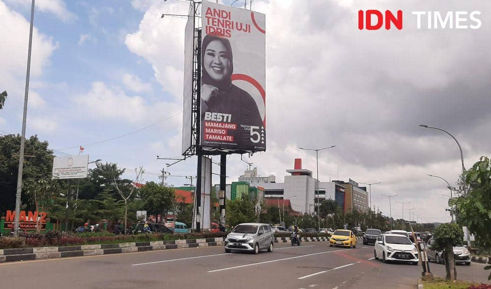 Poster caleg terpampang di Jalan AP Pettarani Makassar, Rabu (6/12/2023). Jalan AP Pettarani merupakan salah satu kawasan terlarang untuk pemasangan alat peraga kampanye (APK) Pemilu 2024. (IDN Times/Dahrul Amri)