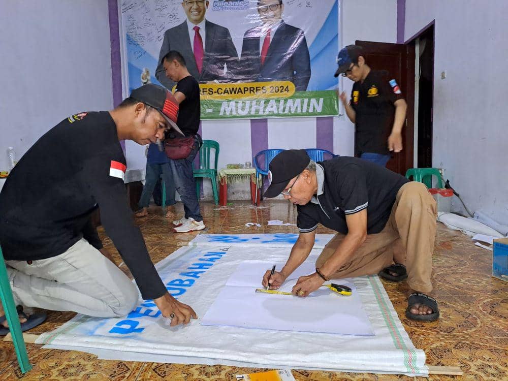 Spanduk Rakyat Relawan Anies di Makassar Pakai Karung Beras