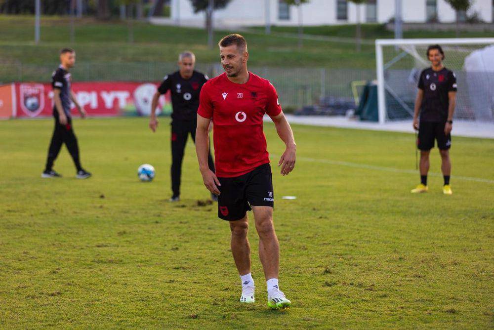 Ylber Ramadani saat berlatih bersama Timnas Albania. (instagram.com/ylber_ramadani16)