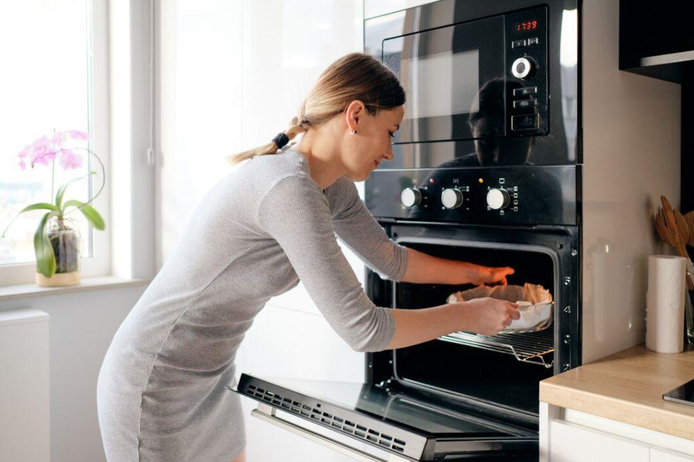 ilustrasi meletakkan loyang di oven (freepik.com/ArthurHidden)